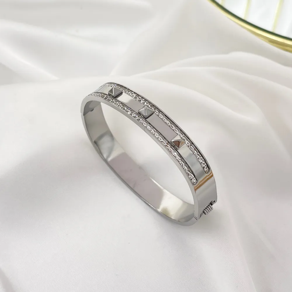 Strass e Borchie-Bracciale Rigido in Acciaio - BAR-413-1987-B