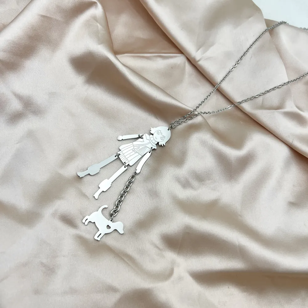 Donna con Cane-Collana Lunga in Acciaio - CAL-413-2344