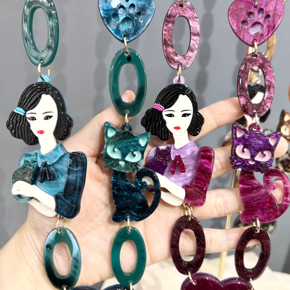 Donna con Gatto-Collana Lunga Moda in Resina - CML-16188