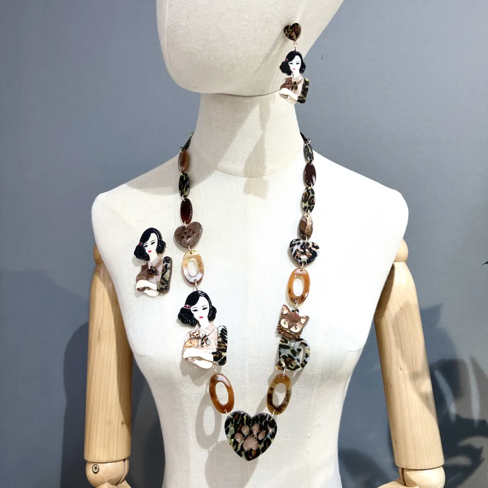 Donna con Gatto-Collana Lunga Moda in Resina - CML-16188