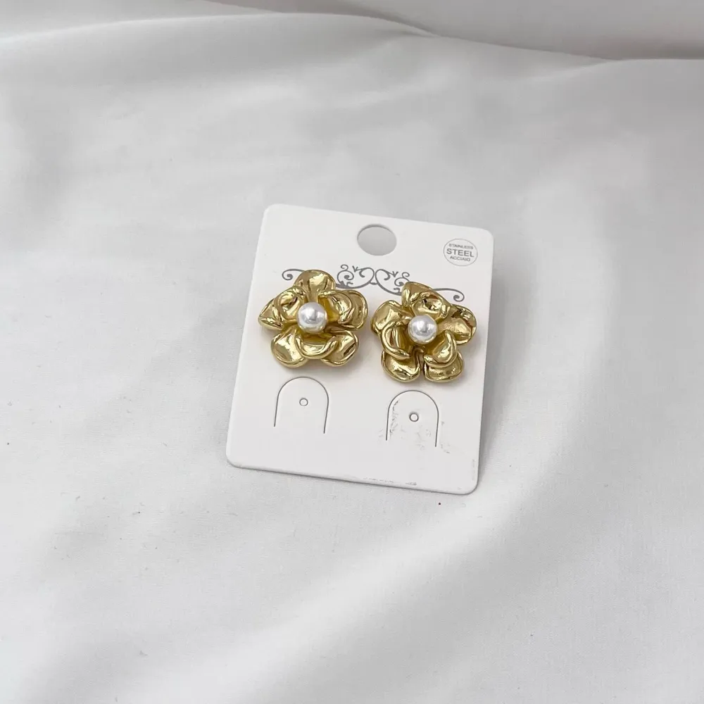 Fiore con perla-Orecchini in Acciaio - OR-413-2550