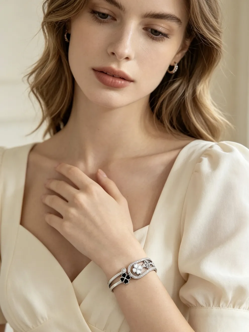 Quadrifoglio e punto luce-Bracciale Rigido in Acciaio - BR-413-8691