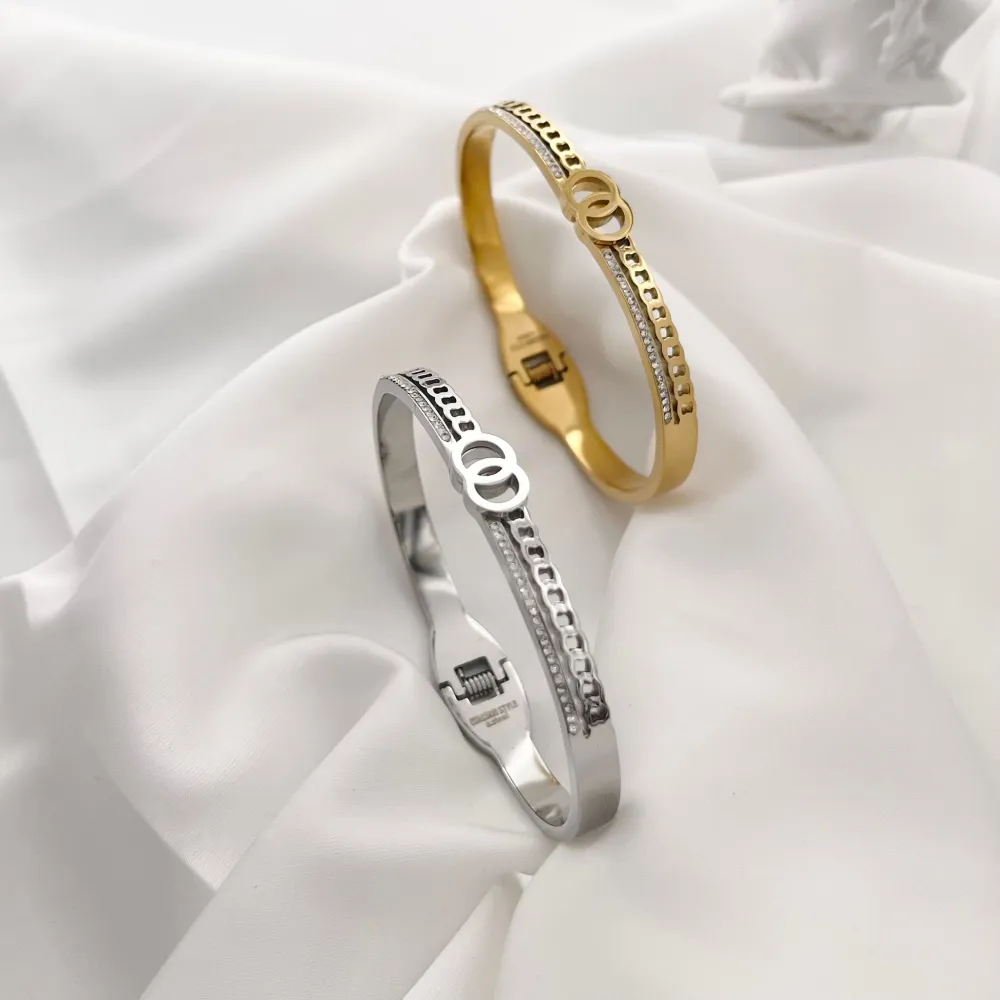 Doppio Cerchio-Bracciale con Scritte Rigido in Acciaio - BAR-413-1346A (Oro Giallo)