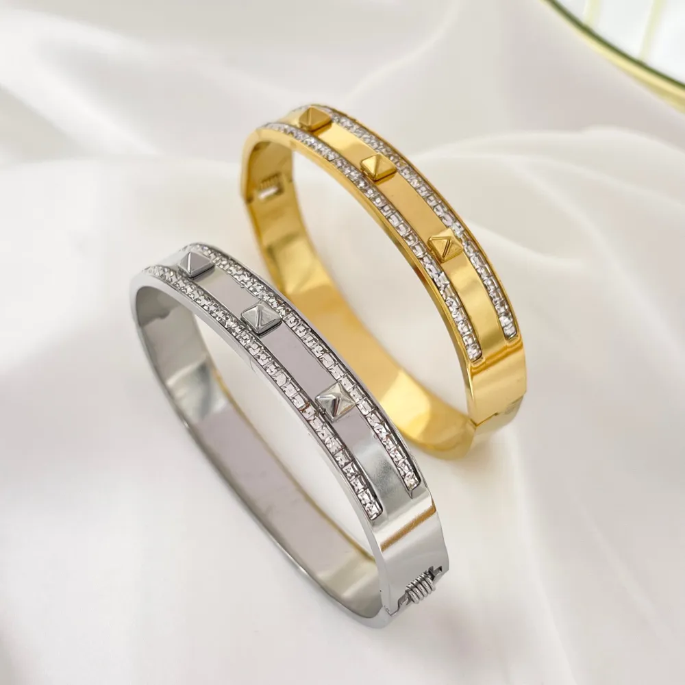 Strass e Borchie-Bracciale Rigido in Acciaio - BAR-413-1987-B