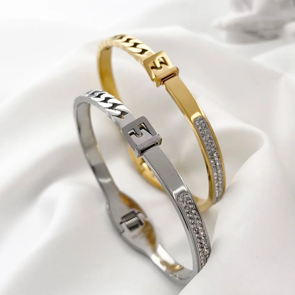 Cinturino-Bracciale con Scritte Rigido in Acciaio - BAR-413-S1373 (Oro Giallo)