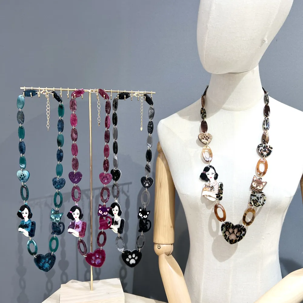 Donna con Gatto-Collana Lunga Moda in Resina - CML-16188